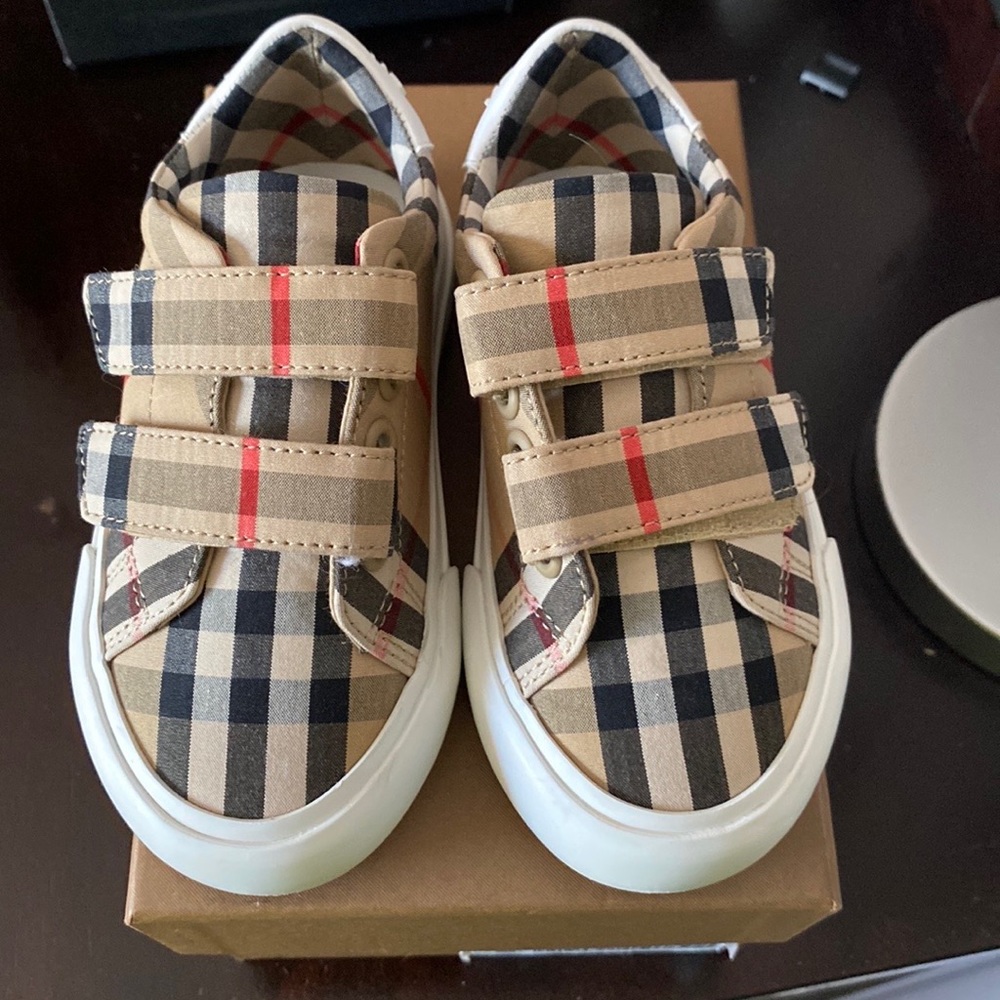 Toddler BURBERRY strap shoes !